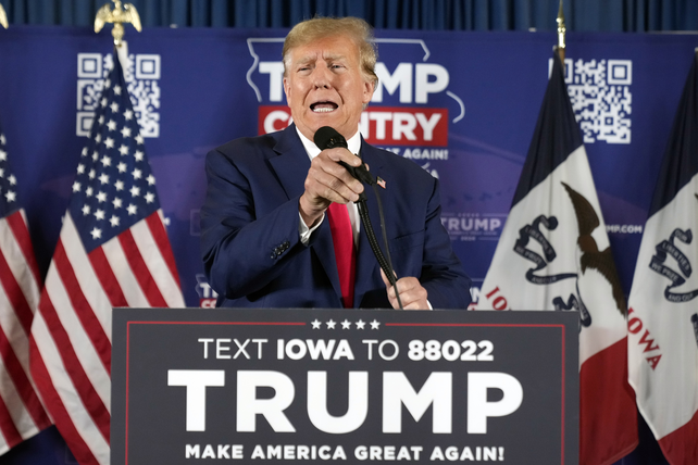Donald Trump estuvo este viernes de campaña en Iowa. Se postula nuevamente a la Presidencia y va primero en los sondeos. 