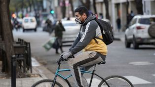 Este miércoles será inevitable salir abrigado a la calle. Se espera una máxima de 18 grados, según el SMN.&nbsp;