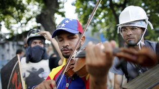 El violinista fue liberado y prometió retomar la protesta callejera