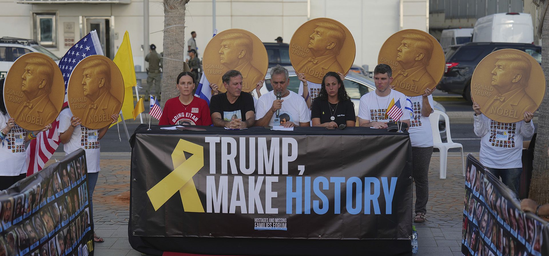 Manifestantes visten uniformes con fotos de los rostros de rehenes israelíes retenidos en la Franja de Gaza, durante una protesta para exigir su liberación, frente a la sede de la embajada de Estados Unidos en Tel Aviv, el martes 2 de septiembre de 2025. (Foto AP/Ariel Schalit) Manifestantes visten uniformes con fotos de los rostros de rehenes israelíes retenidos en la Franja de Gaza, durante una protesta para exigir su liberación, frente a la sede de la embajada de Estados Unidos en Tel Aviv, el martes 2 de septiembre de 2025. (Foto AP/Ariel Schalit)