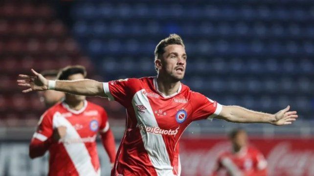 Tomás Molina festeja el primer gol de Argentinos Juniors ante Excursionistas.