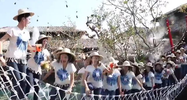 Al agua. Las mujeres posaron en un puente