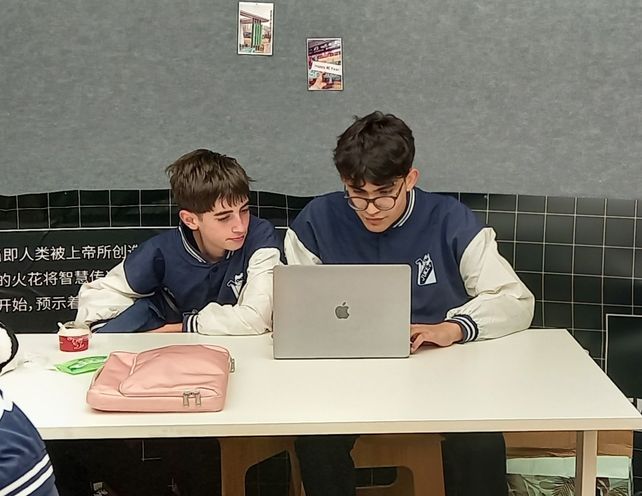 Son de acá. Los estudiantes del Politécnico Juan Esteban y Agustín Barrios ganaron un premio en un certamen de diseño de videojuegos en China. Entre 80 participantes fueron los representantes de América Latina