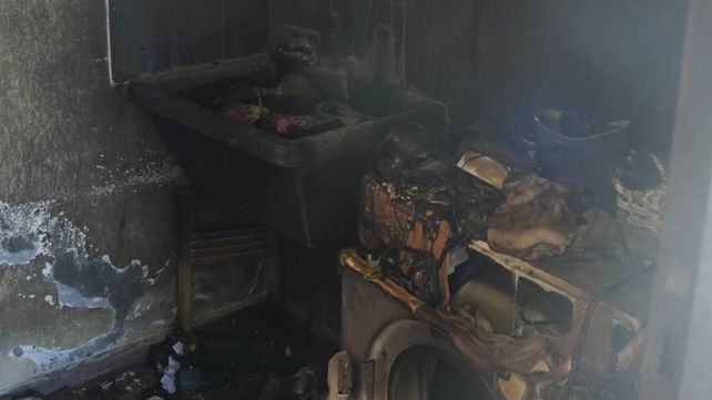 El incendio destrozó un lavadero de la planta alta.