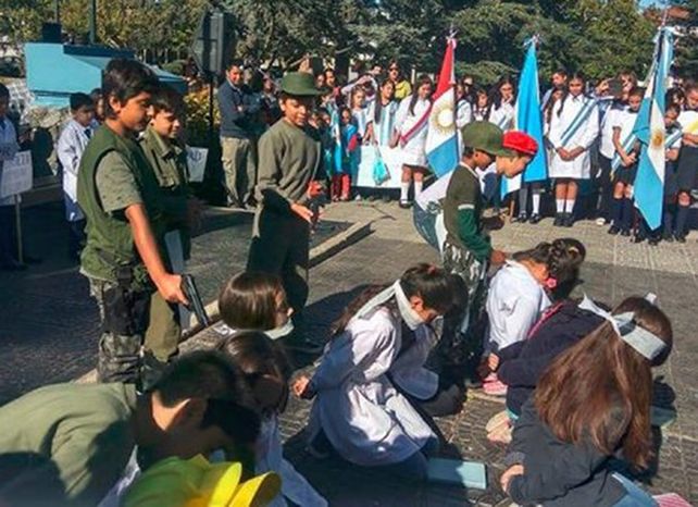 El video del acto escolar en La Cumbre se volvió viral en las redes. 