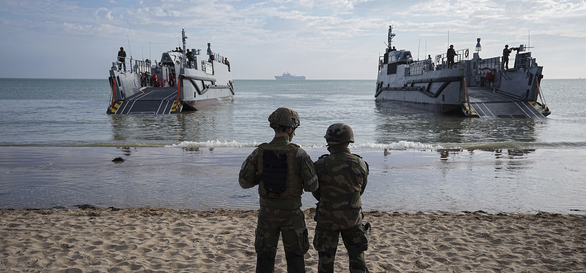 Las Fuerzas Navales de Estados Unidos y Francia realizan un ensayo de asalto anfibio en la playa de OMAHA, como parte de las ceremonias que conmemoran el 80º aniversario del Día D, en Colleville-sur-Mer, Francia, el martes 4 de junio de 2024. Veteranos y dignatarios mundiales se reúnen en Normandía para conmemorar el 80º aniversario del desembarco. (Foto AP/Laurent Cipriani)