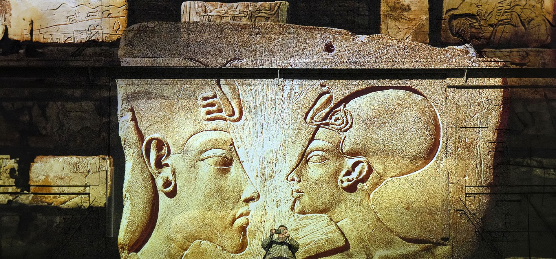 Un visitante sostiene un dispositivo móvil durante la presentación audiovisual inmersiva del antiguo Egipto 'El reino de los faraones', proyectada en las paredes de una antigua acería en la exposición Phoenix des Lumieres en Dortmund, Alemania, el jueves 23 de enero de 2025. (Foto AP/Martin Meissner) Un visitante sostiene un dispositivo móvil durante la presentación audiovisual inmersiva del antiguo Egipto 'El reino de los faraones', proyectada en las paredes de una antigua acería en la exposición Phoenix des Lumieres en Dortmund, Alemania, el jueves 23 de enero de 2025. (Foto AP/Martin Meissner)