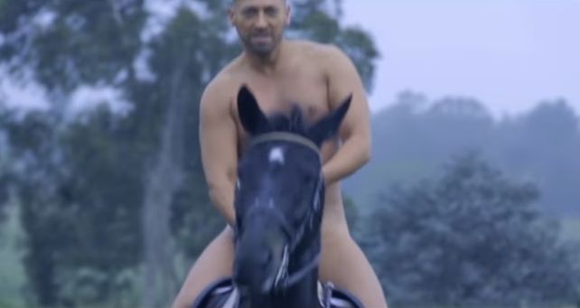 Pablito Ruiz se desnudó en su nuevo video