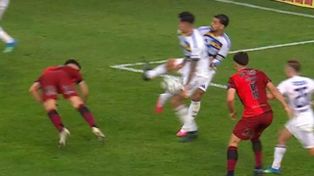 El VAR ignoró una mano en el área de Boca que era penal para Newells