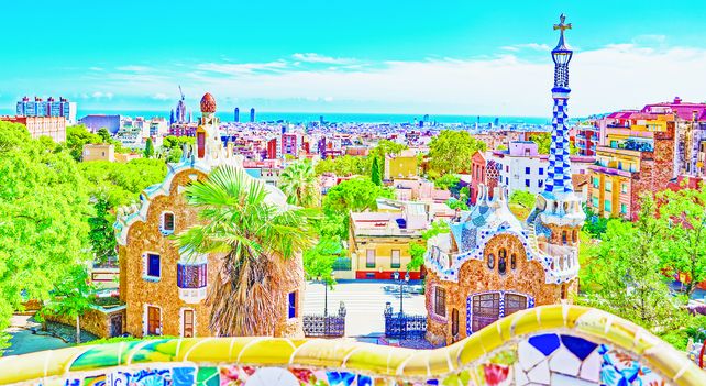 El Park Güell, diseñado por Antonio Gaudí, está cubierto por formas onduladas, columnas con aspecto de árboles, figuras de animales y formas geométricas.