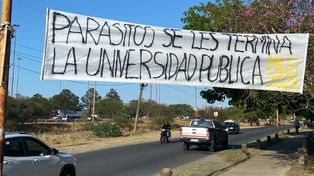 El cartel contra la educación pública que apareció colgado este viernes frente al ingreso a la Ciudad Universitaria en la ciudad de Santa Fe.