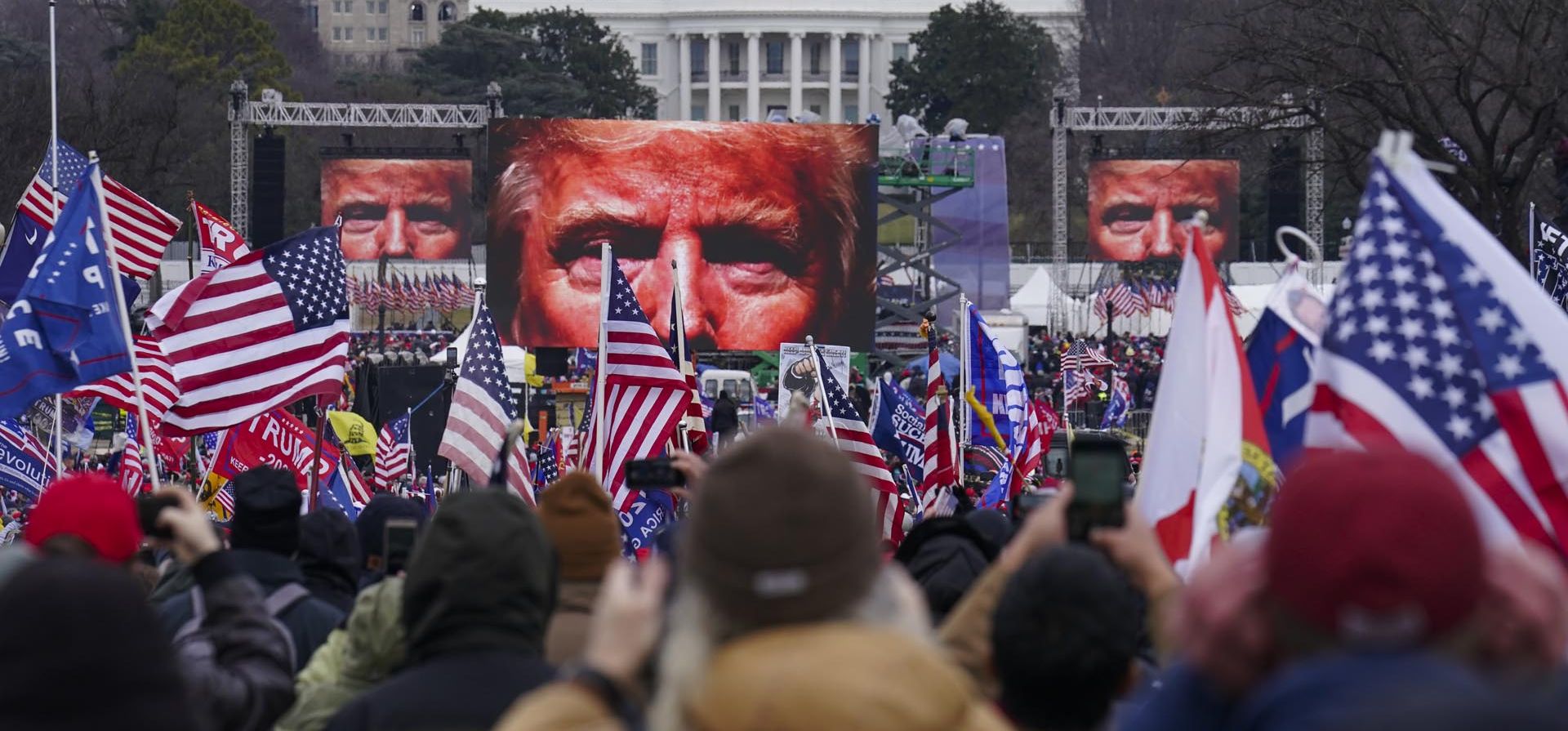 Manifestantes pro Trump se manifiestan en el Capitolio de los EE. UU. En Washington el 6 de enero de 2021. Una nueva encuesta muestra que un año después de la letal insurrección del 6 de enero en el Capitolio de los EE. UU., solo 4 de cada 10 republicanos recuerdan el ataque de sus partidarios del expresidente Donald Trump como muy violento o extremadamente violento.
