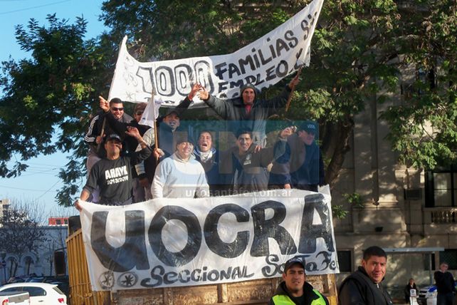 Trabajadores nucleados en Uocra se manifestaron en Casa de Gobierno