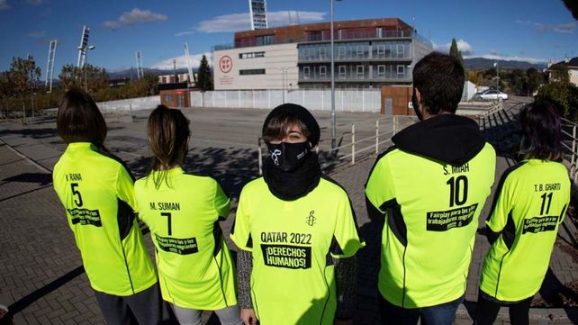 Al enojo por la prohibición de la cerveza en los estadios podría sumarse la indignación respecto a la particular visión de los derechos humanos que tiene Qatar