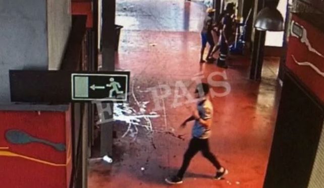 Aparecieron fotos que muestran cuando el conductor de la camioneta se va caminando tras el atentado