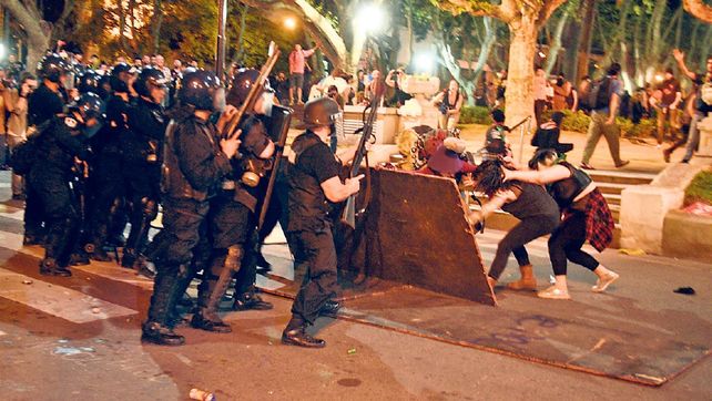 Forcejeos entre la policía y un grupo de manifestantes.