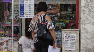Las paredes de instituciones, los costados de las vidrieras de los comercios y el mobiliario urbano de la peatonal Córdoba aparecieron empapelados de panfletos.