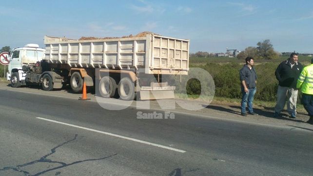 Apresaron a un camionero que conducía ebrio y chocó un auto en la autopista Santa Fe-Rosario