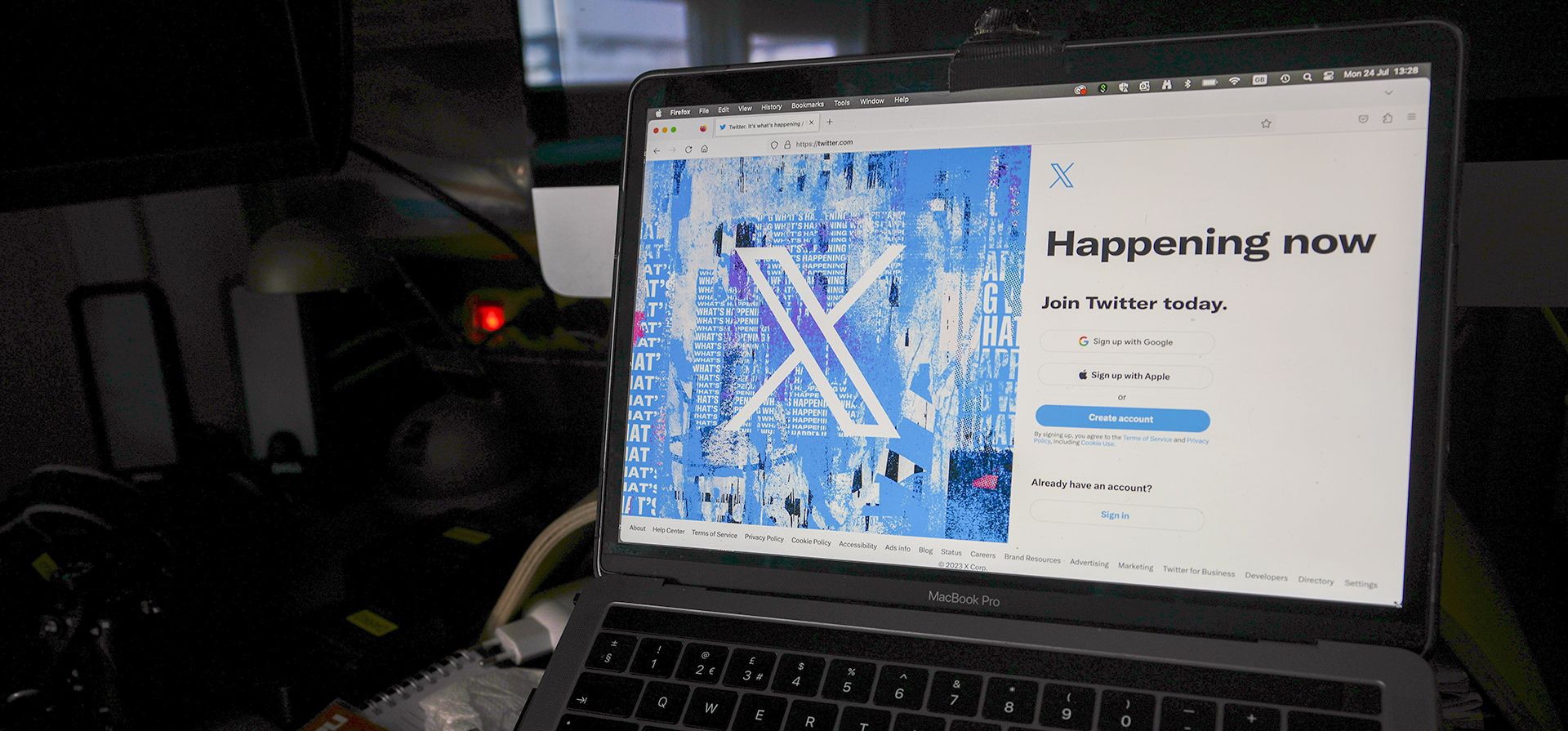 Una computadora portátil que muestra la página de inicio de sesión de Twitter con el nuevo logotipo, el lunes 24 de julio de 2023. Elon Musk ha presentado un nuevo logotipo en blanco y negro con una Una computadora portátil que muestra la página de inicio de sesión de Twitter con el nuevo logotipo, el lunes 24 de julio de 2023. Elon Musk ha presentado un nuevo logotipo en blanco y negro con una