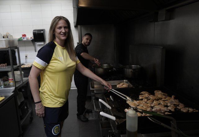 Cecilia Delpupo sonríe en la producción de fotos para La Capital