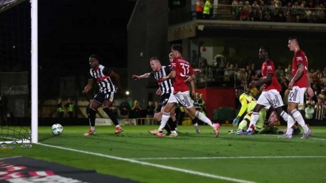 El arquero André Onana cometió un grosero error en la derrota del Manchester United.
