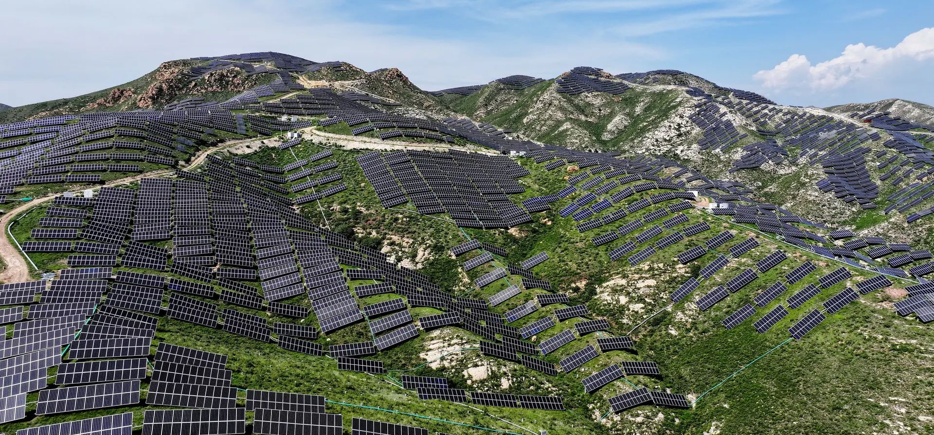 Zhangjiakou, China. Una vista aérea de una granja solar en la provincia de Hebei. Fotografía: Costfoto/NurPhoto/Shutterstock Zhangjiakou, China. Una vista aérea de una granja solar en la provincia de Hebei. Fotografía: Costfoto/NurPhoto/Shutterstock