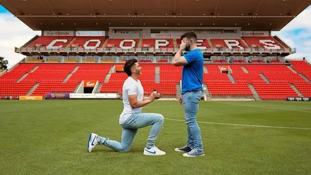 El jugador australiano Josh Cavallo publicó en sus redes la foto pidiéndole matrimonio a su novio.