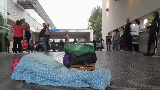 Familiares de internados y pacientes ambulatorios aguardaban novedades en la explanada de Pellegrini y Crespo.  