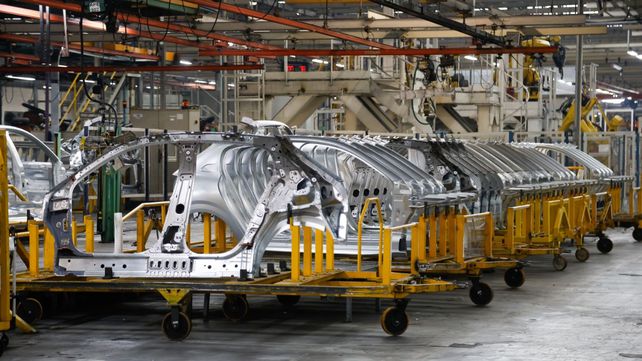 Alerta empleo. En la planta de El Palomar de Stellantis se produce en Peugeot 208 y 2008. Cayeron las ventas en el mercado interno y las exportaciones.