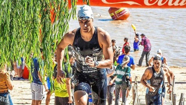 El santafesino Bautista Arbizu fue el ganador en elite en el Argentino de Triatlón. El santafesino Bautista Arbizu fue el ganador en elite en el Argentino de Triatlón.