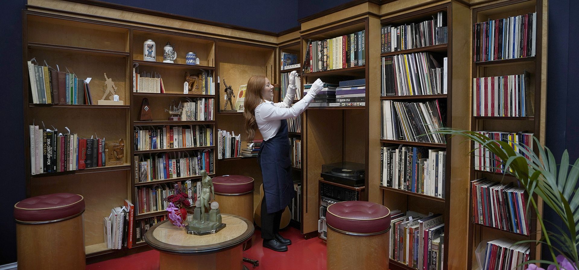 Una recreación de la biblioteca de Freddie Mercury que contiene muchos artículos se exhibe en las salas de subastas de Sotheby Una recreación de la biblioteca de Freddie Mercury que contiene muchos artículos se exhibe en las salas de subastas de Sotheby