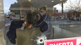Uno de los impactos de bala en la puerta de acceso al Centenario.&nbsp; 