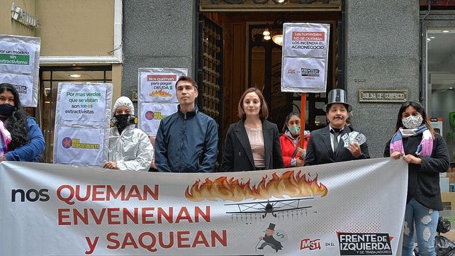 El Frente de Izquierda protestó frente a la Bolsa de Comercio de Santa Fe