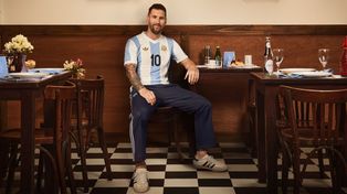Nueva función con Lionel Messi a la cabeza, con la camiseta retro de Argentina ante Perú.
