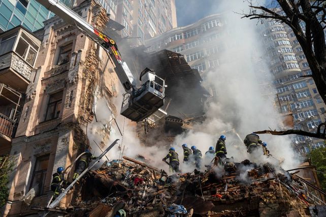 Destrucción de un edificio de departamentos en Kiev durante un bombardeo anterior, de los muchos que ha sufrido.