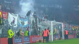 Tras el fatídico partido de fútbol, los hinchas de Colón arremetieron contra los carritos de avenida Pellegrini.