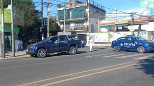 La camioneta quedó en la puerta de la farmacia de Mendoza y Rouillón.