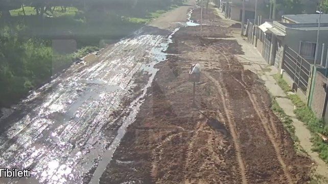 Paraná: calle Tibiletti, por agua de cloacas rebalsadas y caños rotos, imposible de transitar