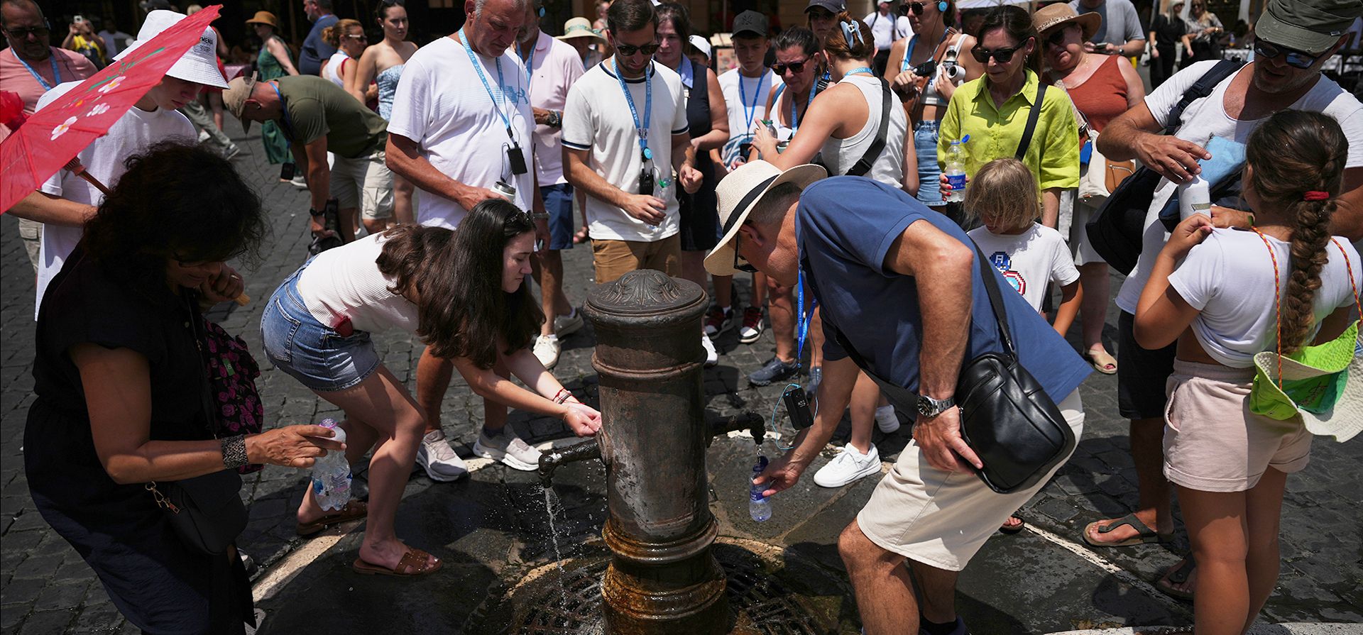 La gente se agolpa para llenar botellas en una fuente llamada "Nasone" (Nariz Grande) en la plaza del Panteón, en Roma, el lunes 29 de junio de 2026. (Foto AP/Alessandra Tarantino) La gente se agolpa para llenar botellas en una fuente llamada "Nasone" (Nariz Grande) en la plaza del Panteón, en Roma, el lunes 29 de junio de 2026. (Foto AP/Alessandra Tarantino)