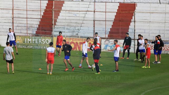 La pelota fue protagonista en el primer día de entrenamiento de Atlético Paraná. &nbsp; 