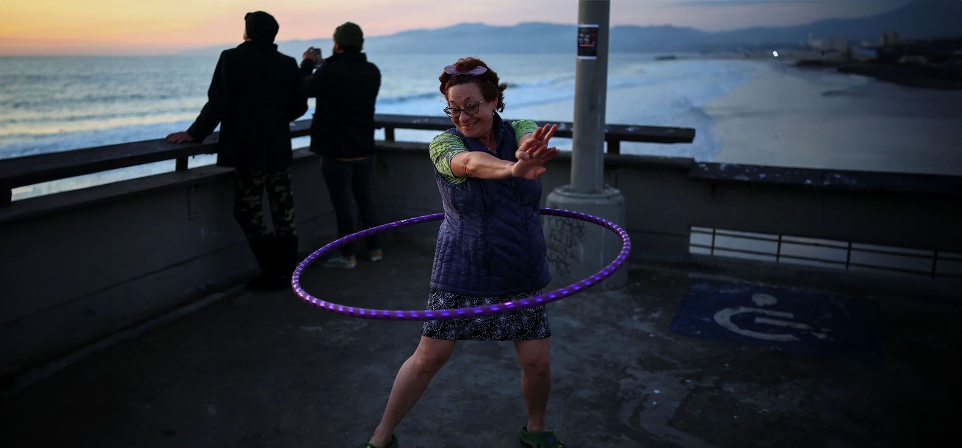 Una mujer juega al hula-hoop en el muelle de Venice en California, Los Ángeles, Estados Unidos. Fotografía: Daniel Cole/Reuters Una mujer juega al hula-hoop en el muelle de Venice en California, Los Ángeles, Estados Unidos. Fotografía: Daniel Cole/Reuters