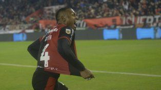Grito de gol. Willer Ditta anotó el tanto de la victoria ante Argentinos.