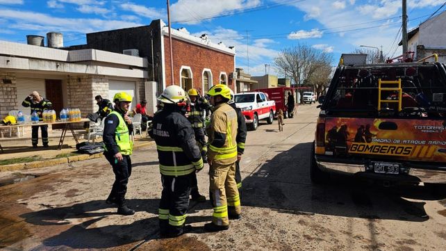 Explosión de tanques de gasoil en Totoras: el combustible ardió en las calles y alcanzó vehículos y viviendas Explosión de tanques de gasoil en Totoras: el combustible ardió en las calles y alcanzó vehículos y viviendas