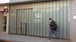 Locales cerrados en calle Rivadavia, Santa Fe.