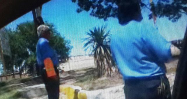 Las imágenes muestran nítidamente el pedido de coima.