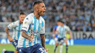 Agustín Almendra festeja el primer gol de Racing.