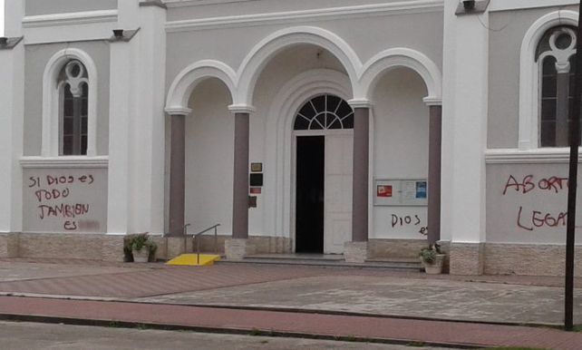 Indignación en la feligresía por pintadas en una iglesia