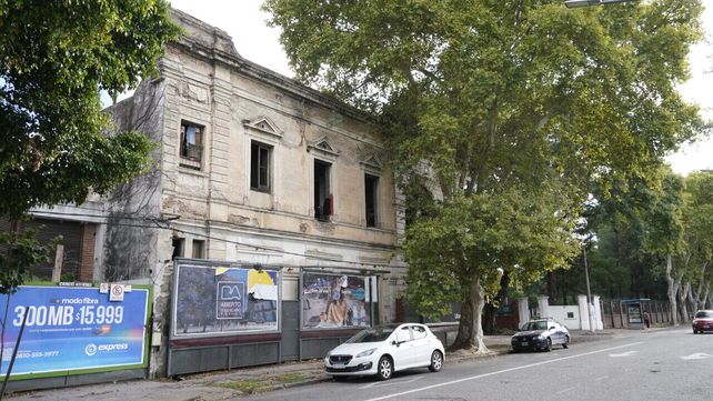 La casona presenta un estado avanzado de deterioro. El resto de la cuadra se encuentra en condiciones regulares. 