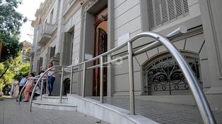 EL Registro Civil de calle San Luis en la ciudad de Santa Fe
