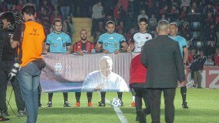 Emotivo homenaje al papa Francisco en la cancha de Colón